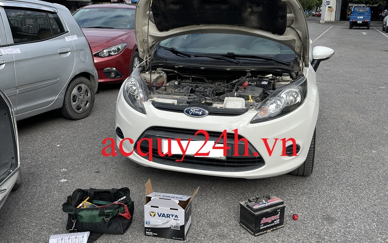 Thay ắc quy Varta din60 cho Ford Fiesta