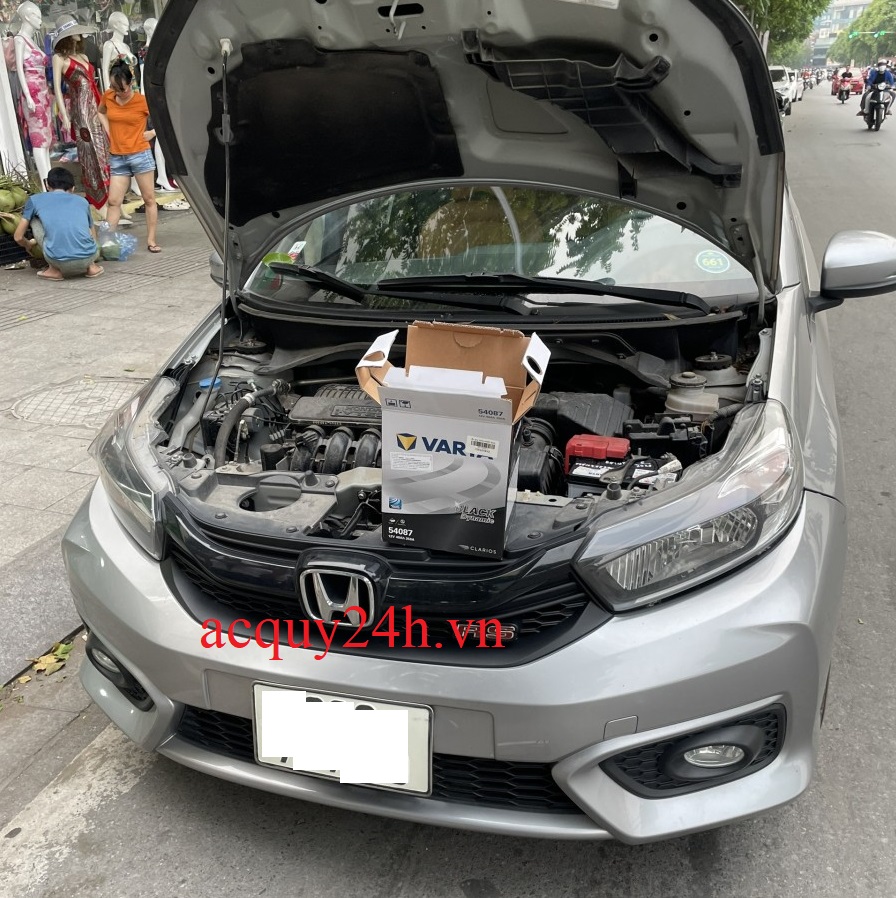 Thay ắc quy Varta bảo hành 12 tháng cho Honda Brio