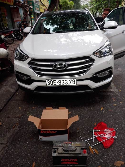 Thay ắc quy Delkor Din 100 cho Hyundai Santafe máy dầu