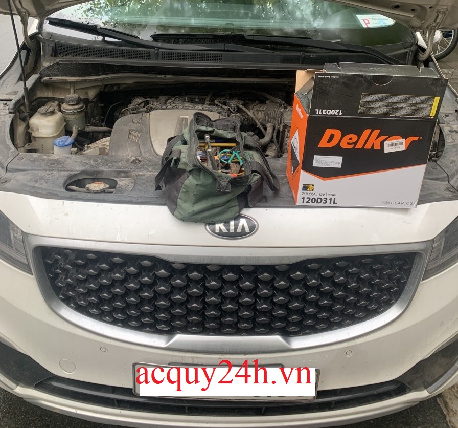 Thay ắc quy Delkor 12V 90Ah cho Kia Sedona