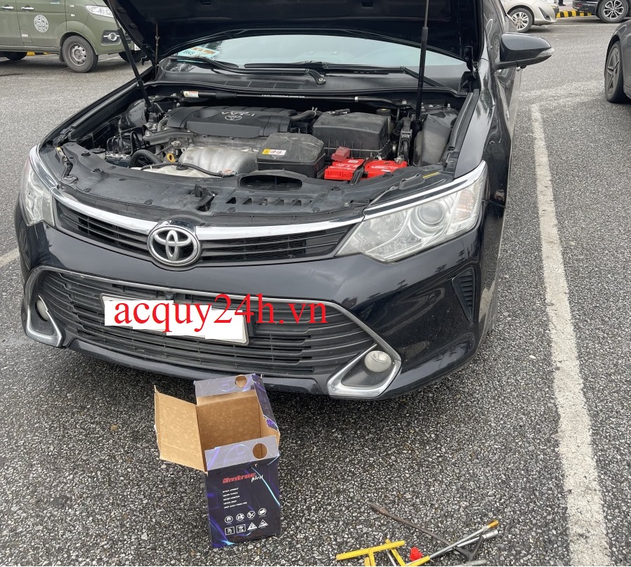 Thay bình ắc quy Emtrac Plus tốt nhất cho Toyota Camry