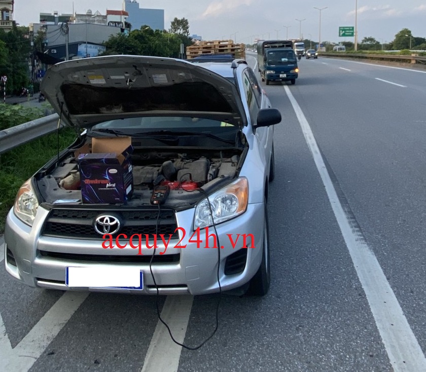 Thay ắc quy Emtrac tốt nhất cho xe Toyota Rav4