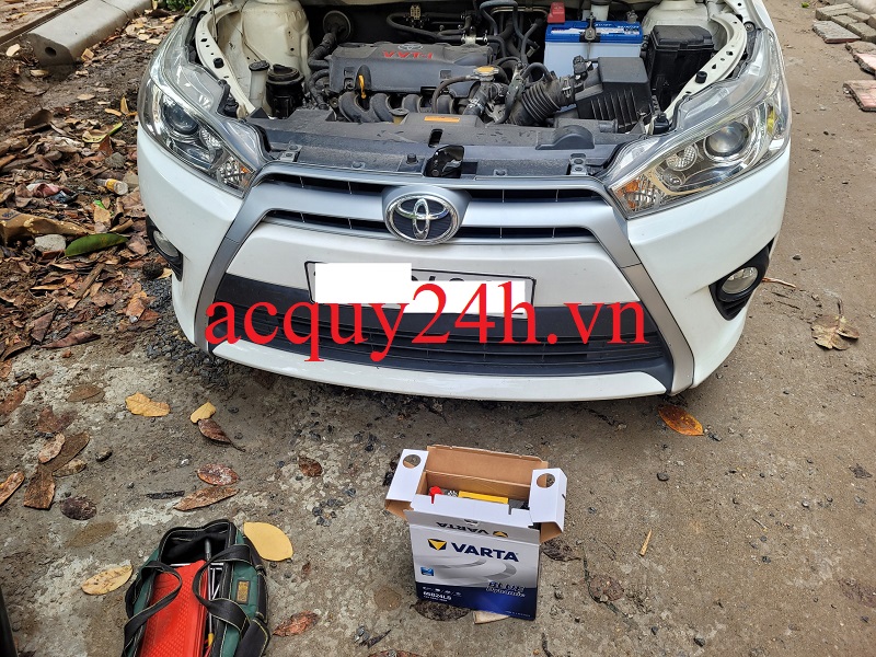 Thay ắc quy Varta 65B24LS cho xe Toyota Yaris