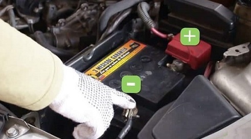 Thao tác lắp ắc quy